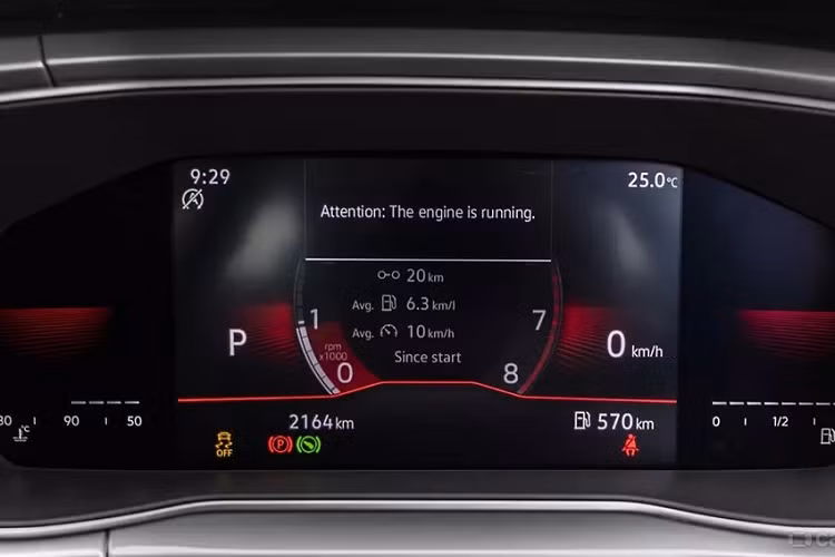 Bên trong Volkswagen T-Cross tại Ấn Độ có những trang bị đáng chú ý như màn hình thông tin giải trí dạng cảm ứng 10 inch, hỗ trợ Apple CarPlay/Android Auto không dây, bảng đồng hồ kỹ thuật số với màn hình 8 inch, cửa sổ trời chỉnh điện, hệ thống âm thanh 6 loa, tính năng làm mát ghế trước, hệ thống đèn viền nội thất, sạc điện thoại thông minh không dây và vô lăng tích hợp phím chức năng.