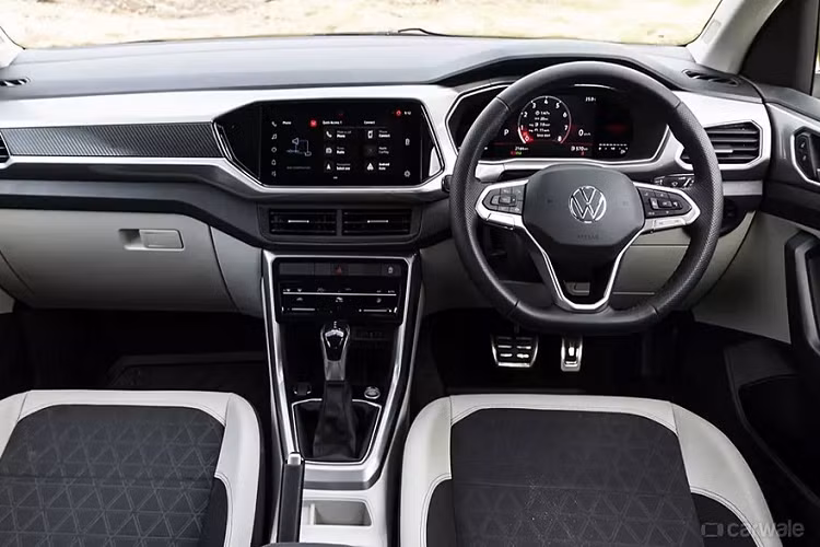 Như vậy, Volkswagen T-Cross tại Việt Nam không có hộp số sàn 6 cấp như Taigun ở Ấn Độ. Ngoài ra, mẫu xe này tại Ấn Độ còn có thêm một tùy chọn động cơ nữa là máy xăng 1.5L với công suất tối đa 150 mã lực và mô-men xoắn cực đại 250 Nm. Động cơ 1.5L kết hợp với hộp số sàn 6 cấp hoặc tự động ly hợp kép 7 cấp.