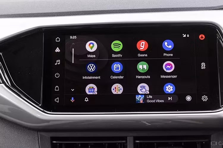 Chưa hết, Volkswagen T-Cross tại Ấn Độ còn có những trang bị an toàn như 6 túi khí, camera lùi, cảm biến đỗ xe, hệ thống hỗ trợ khởi hành ngang dốc, hệ thống cân bằng điện tử, hệ thống chống bó cứng phanh ABS và phân bổ lực phanh điện tử EBD. Volkswagen T-Cross vốn được phát triển dựa trên cơ sở gầm bệ MQB A0 IN giống Skoda Kushaq. Đây là cơ sở gầm bệ dành cho những mẫu xe ở các thị trường đang nổi của tập đoàn Volkswagen. Xe sở hữu chiều dài chỉ 4.110 mm, chiều cao 1.580 mm và chiều dài cơ sở 2.550 mm.