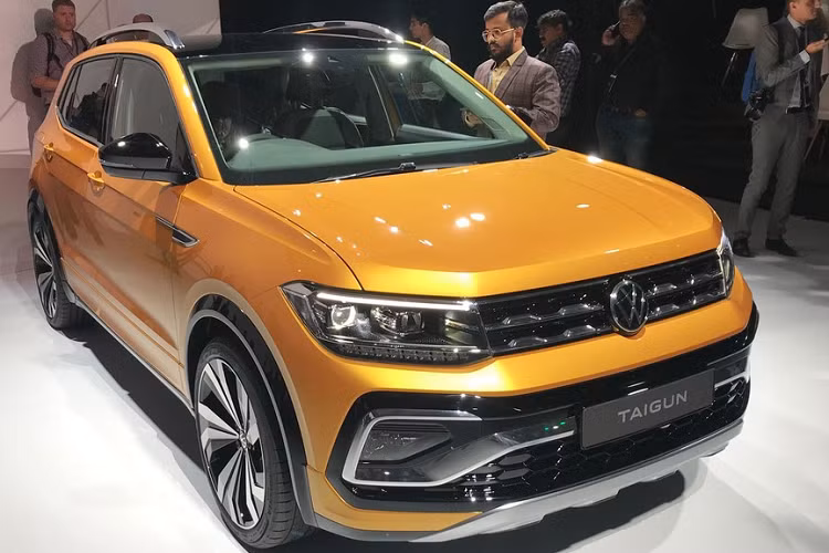 Tại Việt Nam, Volkswagen T-Cross sẽ được trang bị động cơ xăng tăng áp, dung tích 1.0L, sản sinh công suất tối đa 115 mã lực và mô-men xoắn cực đại 178 Nm. Sức mạnh được truyền tới bánh thông qua hộp số tự động 6 cấp.