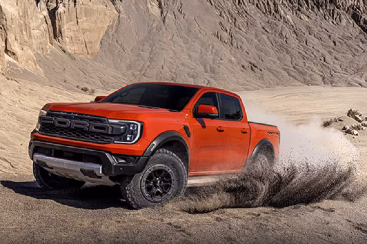 Nhìn vào Ford Ranger 2023 mới ra mắt, nhiều khả năng khi được mở bán tại Việt Nam, trang bị an toàn của Ford Ranger Raptor 2023 cũng sẽ tương đối đầy đủ với các tính năng đáng chú ý như phanh tay điện tử, hỗ trợ giữ làn đường, phanh khẩn cấp tự động tích hợp phát hiện người đi bộ, cảnh báo va chạm phía trước tích hợp hỗ trợ phanh