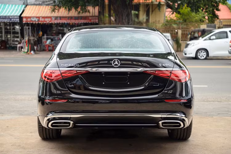 Giá xe Mercedes-Maybach S450 2022 đang được bán chính hãng tại Việt Nam từ 8,199 tỷ đồng. Xe sở hữu động cơ 3.0L thế hệ mới với công nghệ EQ Boost hiện đại tích hợp cùng nền tảng 48V đã giúp chiếc xe trở nên mạnh mẽ và mang đến trải nghiệm lái vượt bậc cho người dùng.