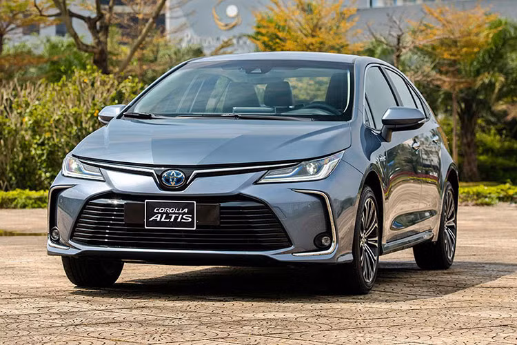 Toyota Corolla Altis giảm giá khoảng 30 triệu đồng đối với phiên bản 1.8G và Vios được giảm khoảng 40 triệu đồng (tuỳ thuộc từng đại lý). Hiện Toyota Việt Nam vẫn đang tiếp tục triển khai "Chương trình khuyến mãi tháng 8/2022" cho nhiều mẫu xe của mình.