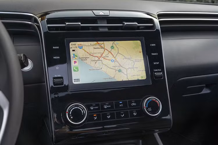 Hyundai không tiết lộ nhiều thông số kỹ thuật của phiên bản mới này nhưng do được phát triển dựa trên bản SEL Activity nên nhiều khả năng Santa Cruz Night cũng sẽ được trang bị cụm đồng hồ đo kỹ thuật số 10,25 inch và màn hình thông tin giải trí 8 inch, hỗ trợ kết nối Android Auto và Apple CarPlay.