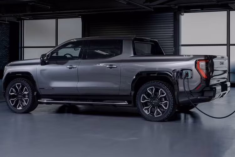 Sierra EV 2024 được trang bị 2 mô tơ điện sản sinh công suất 754 mã lực và mô-men xoắn tối đa 1.063Nm kết hợp với hệ dẫn động AWD và treo khí nén. Với sức mạnh này, xe có thể tăng tốc từ 0-96km chỉ trong vòng 4,5 giây.