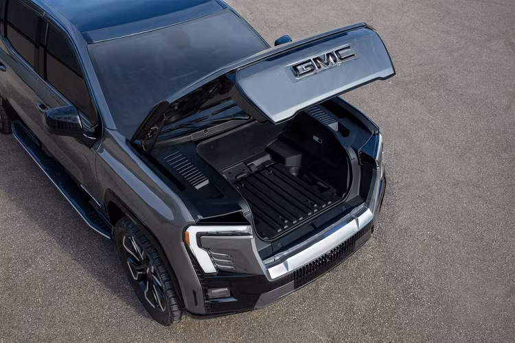 Hai phiên bản Sierra EV AT4 và Elevation ra mắt thị trường vào năm 2025. GMC cũng có dự định sản xuất một phiên bản giá rẻ của mẫu xe này, với giá bán dự kiến chỉ dưới 50.000 USD (khoảng 1,2 tỷ VNĐ).