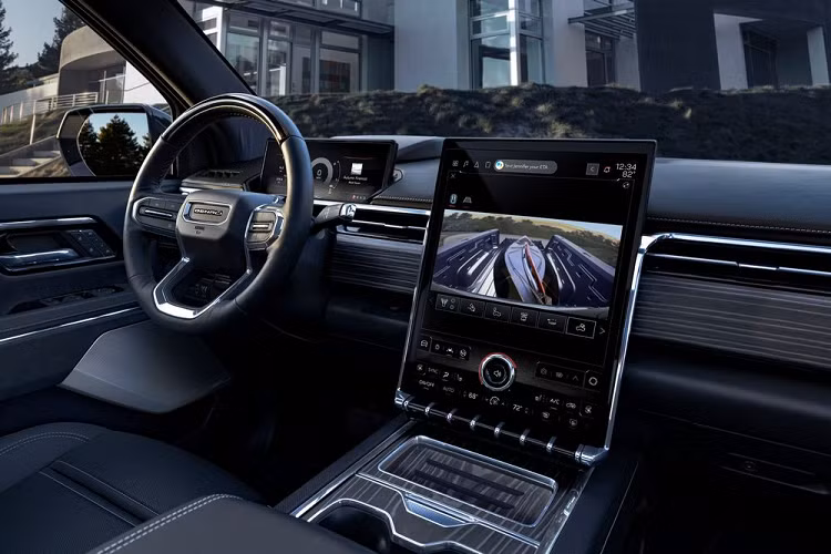 Chiếc bán tải Sierra EV 2024 sở hữu khoang cabin ngập tràn công nghệ với điểm nhấn là màn hình giải trí trung tâm kích cỡ lên tới 16,8 inch và màn hình lái 11,8 inch nằm sau vô lăng. Do tất cả chức năng điều khiển được tích hợp vào màn hình nên khu vực yên ngựa không hề có các phím bấm vật lý, chỉ có khay đựng cốc và sạc không dây.