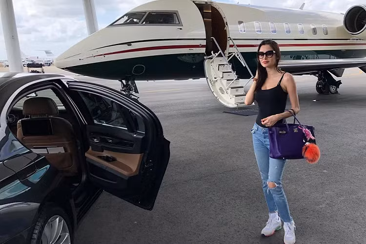 Vì lịch trình làm việc dày đặc, Hung thường xuyên phải di chuyển khắp các châu lục. “Công dân toàn cầu” này không còn xa lạ với máy bay phản lực tư nhân. Với cô, đây là cách tốt nhất để đặt chân đến các địa điểm như Paris, Dubai, Monaco, St. Tropez và Thụy Sĩ. 