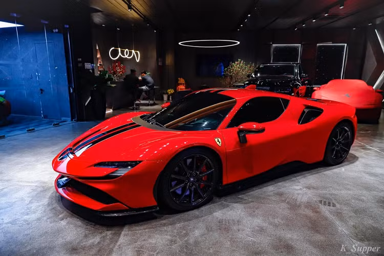 Ngay từ khi ra mắt, siêu xe Ferrari SF90 Stradale đã trở thành 1 trong những chú ngựa nhanh nhất thế giới và đến nay chưa có xe Ferrari nào phá được danh hiệu này. Sự ấn tượng của xe Ferrari SF90 Stradale đã giúp cho 3 đại gia Việt phải xuống tiền sở hữu bao gồm 1 tay chơi lan đột biến, vợ chồng đại gia mới nổi trong giới siêu xe 2 năm trở lại đây ở Gò Vấp hay mới đây nhất là doanh nhân Đức Huy.