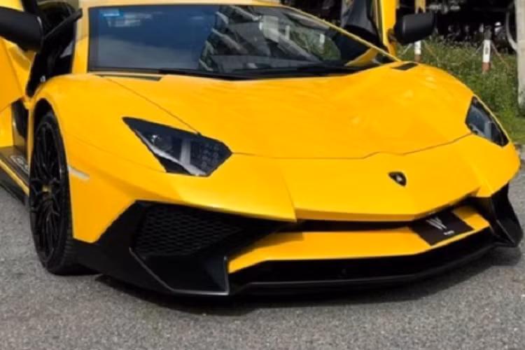 Trước đó, các đại gia Việt đã mang về nước 3 chiếc xe giới hạn Lamborghini Aventador SV bao gồm 2 xe thuộc bản Lamborghini Aventador SV Roadster và một chiếc Lamborghini Aventador SV Coupe màu xanh dương đậm từng thuộc sở hữu của Minh "Nhựa".