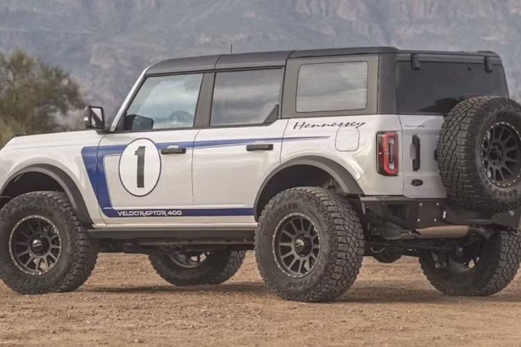 Giờ đây, hãng độ có trụ sở tại Texas đã sẵn sàng đưa Ford Bronco VelociRaptor 400 độ Hennessey đến thử nghiệm tại những cung đường đầy đất cát hoang dã nhất ở Arizona.