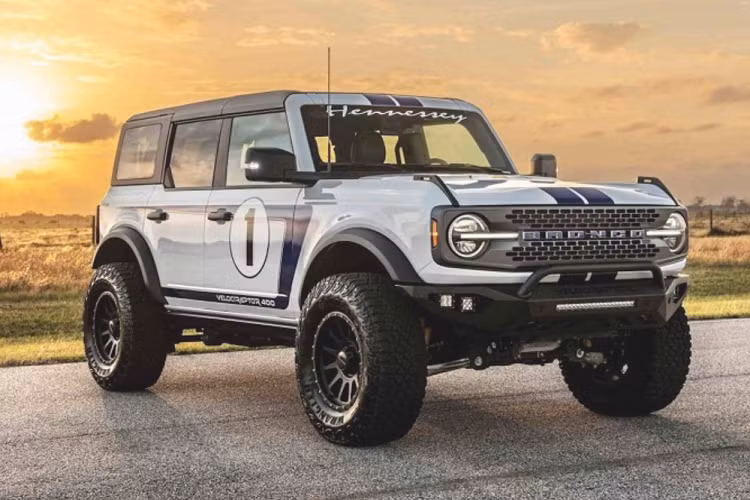 Bronco VelociRaptor 400 vẫn sử dụng động cơ tăng áp kép V6 2.7L nguyên bản nhưng trải qua một và cải tiến ở hệ thống nạp và xả, hệ thống làm mát liên động cùng bộ tăng áp đã đưa sức mạnh lên 411 mã lực và 818 Nm momen xoắn.