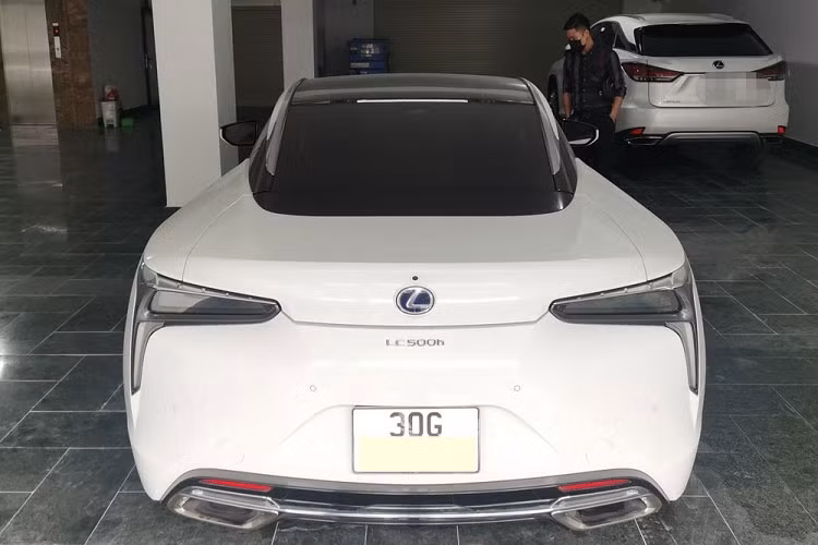 Điều đặc biệt trên chiếc xe này chính là phần cửa được ốp chất liệu forge carbon mang đến cái nhìn thể thao hơn. Nội thất xe được thực hiện bằng tay bởi các thợ thủ công ''Takumi'' tại nhà máy Lexus, Nhật Bản.