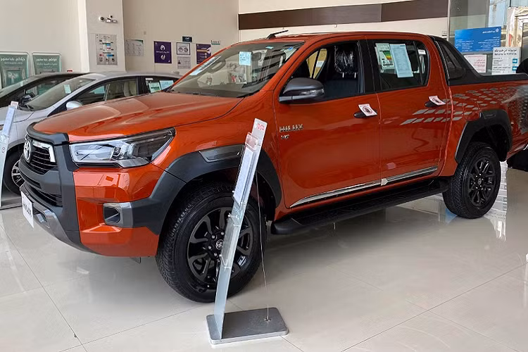 Đại diện Toyota Việt Nam cho biết, nguồn cung nhiên liệu dầu diesel phù hợp cho động cơ đạt chuẩn khí thải Euro5 còn hạn chế. Tuy nhiên, với nhiều người thì lý do trên không đủ thuyết phục vì ở Việt Nam hiện vẫn có nhiều mẫu bán tải khác dùng động cơ chuẩn Euro5, ví dụ như Mitsubishi Triton, Nissan Navara và Mazda BT-50. Ford Ranger cũng đang bán nốt các bản Euro4 còn tồn để chuyển sang thế hệ mới với chuẩn khí thải cao hơn, dự kiến ra mắt vào tháng 8/2022. Cuối tháng này, Isuzu cũng sẽ ra mắt D-Max 2022 với động cơ Euro5.