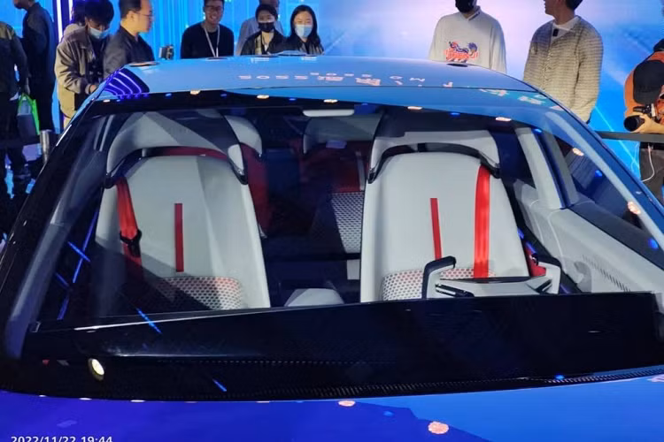 Trong khi đó, phần nóc bằng kính của xe kéo dài về phía sau, mang đến kiểu dáng fastback mượt mà. Phía sau, Chevrolet FNR-XE sở hữu nhiều điểm tương đồng với đầu xe như đèn hậu mỏng và vắt ngang đuôi xe, đi kèm logo Chevrolet phát sáng hay khe gió nằm dọc ở hai góc, tích hợp dải đèn nhỏ. Cản sau được thiết kế thể thao, tạo hiệu ứng thị giác ấn tượng.