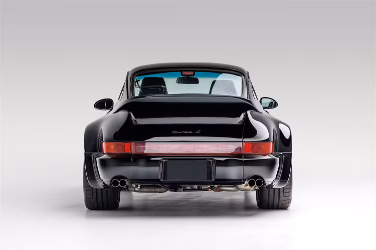 Sau nhiều năm lăn bánh, chiếc xe này hiện giá xe Porsche 911 964 Turbo bán ra tới 1.265.000 USD (tương đương 29,7 tỷ đồng), thậm chí cao gấp 5 lần so với giá bán nguyên bản của xe khi rời khỏi đại lý.