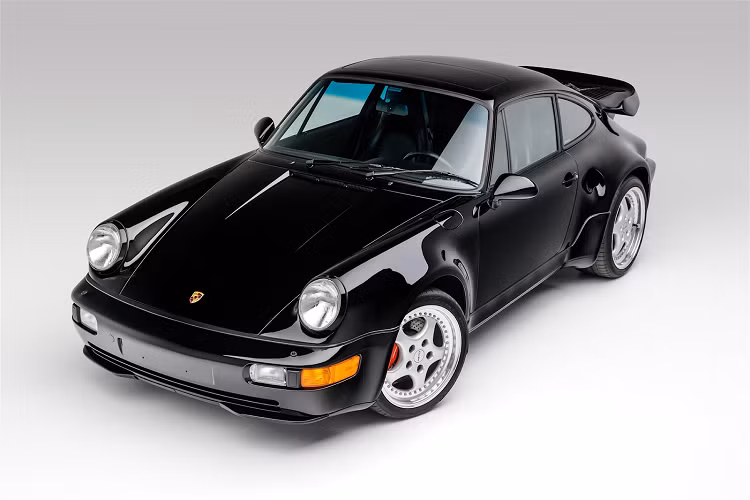 Trang web đấu giá tuyên bố chỉ có 17 chiếc Porsche 911 964 Turbo siêu hiếm được tạo ra, đây là một trong số 17 chiếc xe cực kỳ hiếm thấy này. Đối với mẫu xe năm 1994, Porsche đã sản xuất một mẫu Turbo S đặc biệt, sử dụng các chi tiết sửa đổi động cơ "X88" của riêng thương hiệu.