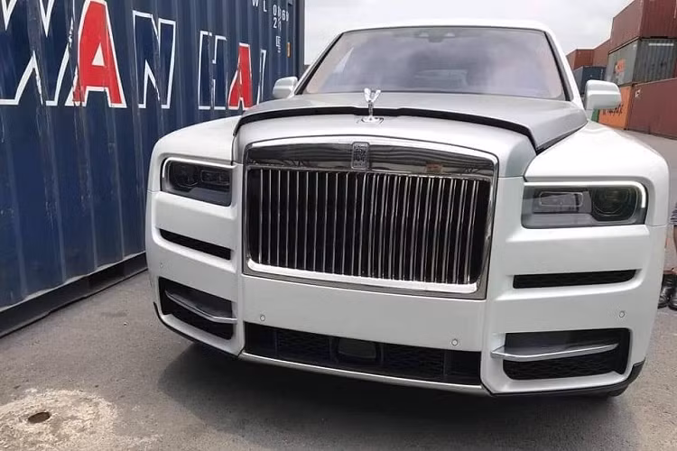 Hình ảnh hiếm hoi về nội thất của SUV siêu sang Rolls-Royce Cullinan Mansory đầu tiên về dải đất hình chữ S cho thấy xe có khoang lái bọc da màu đỏ đậm nhưng chưa rõ tùy chọn cụ thể của xe là gì và có được hãng độ xe Mansory thay da cho "nội y" xe hay chỉ đơn giản là 1 bản độ body kit đến từ Mansory. Động cơ của Rolls-Royce Cullinan được trang bị hộp số tự động ZF 8 cấp, hệ dẫn động 4 bánh toàn thời gian và đánh lái 4 bánh hoàn toàn mới.