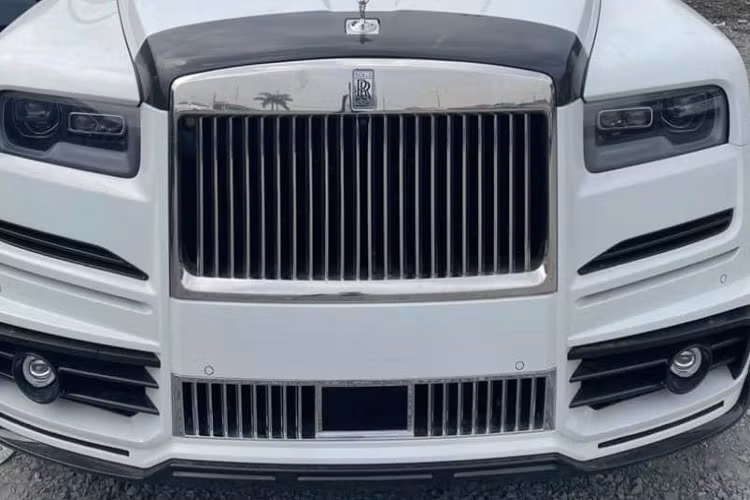 Hốc gió giữa của xe được tạo hình lại với các thanh dọc chia gió khá phù hợp với lưới tản nhiệt của xe, và cuối cùng là một cánh lướt gió mới tạo sự mới mẻ và hầm hố hơn cho xe SUV siêu sang Rolls-Royce Cullinan độ body kit Mansory.