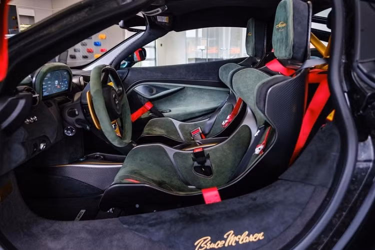 Ở bên trong, nội thất xe cũng được chăm chút như ngoại thất, với ghế ngồi như trên McLaren Senna, bọc da Alcantara màu xanh lá MSO Bespoke cho ghế, vô lăng, tấm cửa và tấm che cụm đồng hồ.