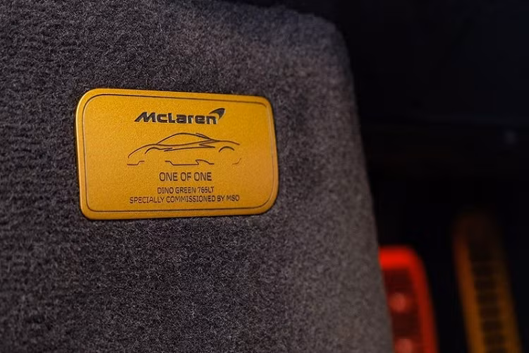 Tô điểm cho khoang cabin là các điểm nhấn màu đồng Satin Velocity Bronze ở lẫy chuyển số, viền ốp màn hình thông tin giải trí, đường viền trang trí, thanh chống lật phía sau và bàn đạp ga.
