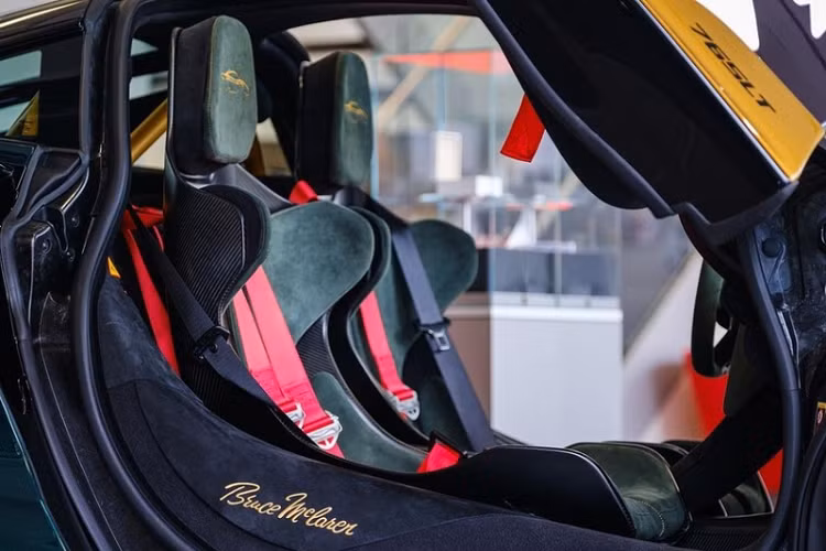 Ngoài ra, chiếc McLaren 765LT này còn có các logo McLaren Motor Racing Team nguyên bản ở những tấm thân phía sau, bên hông phía ghế lái thì xuất hiện của biểu tượng cờ Anh, bên còn lại là cờ Canada.