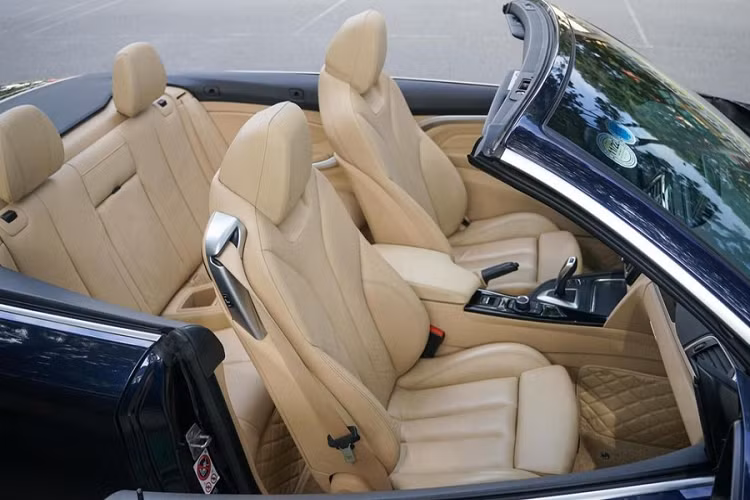 Quá trình mở cửa xe có hơi rắc rối nhưng bù lại chiếc xe thể thao mui trần BMW 420i Convertible lại sở hữu kiểu cửa cắt kéo Lamborghini rất bắt mắt và có thể dễ dàng tìm thấy người mua sau này khi xe được bán lại.