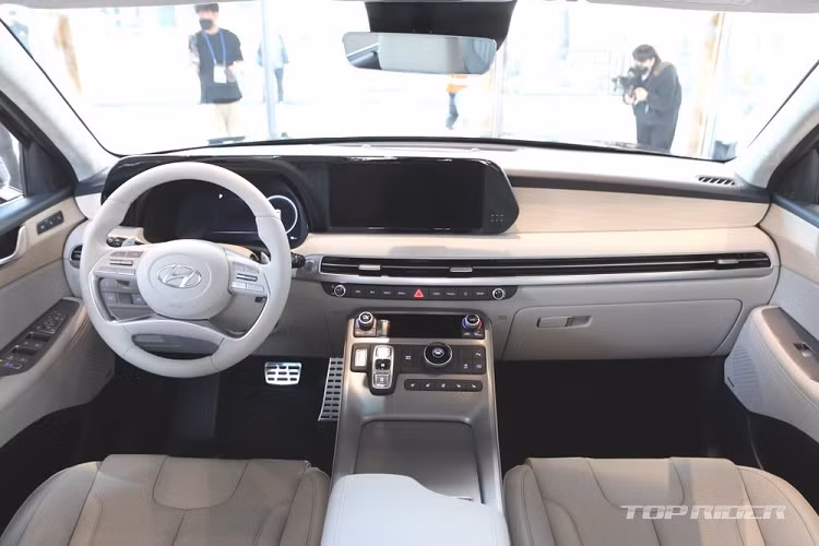 Bên trong xe, Hyundai Palisade 2023 cũng được áp dụng hàng loạt thay đổi như vô lăng 4 chấu và bảng đồng hồ mới, gương chiếu hậu kỹ thuật số, hiển thị hình ảnh do camera phía sau thu được, màn hình thông tin giải trí dạng cảm ứng tăng kích thước lên 12,3 inch hay cửa gió điều hòa thanh mảnh hơn.