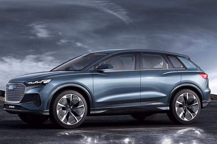 "Trái tim" của Audi Q6 là khối động cơ xăng 4 xi-lanh, tăng áp, dung tích 2.0L với tên mã EA888 Evo 4. Điều thú vị là động cơ này không được sản xuất tại Trung Quốc mà nhập khẩu từ Hungary. Theo kế hoạch, Audi Q6 sẽ chính thức trình làng trong triển lãm Ô tô Bắc Kinh 2022 diễn ra vào tháng sau. Khi có mặt trên thị trường Trung Quốc, Audi Q6 sẽ là đối thủ của BMW X5 Li dự kiến cũng ra mắt trong triển lãm này.