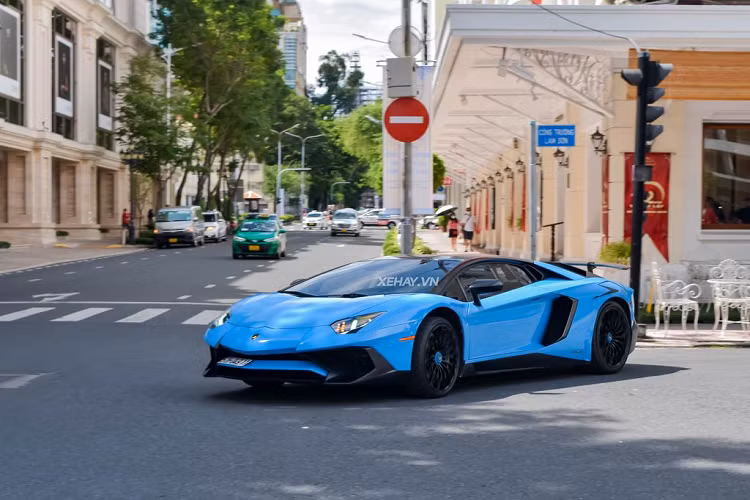 Theo đó, chiếc Lamborghini Aventador LP750-4 SV tại Sài Gòn trong bài sở hữu lớp áo màu xanh Baby Blue tươi mát. Là phiên bản hiệu suất cao của Aventador LP700-4, siêu xe Lamborghini Aventador SV Coupe sở hữu kiểu dáng hầm hố và vô cùng khí động học, ấn tượng nhất là cản trước được chia hai tầng cùng các hốc gió tái thiết kế lại.