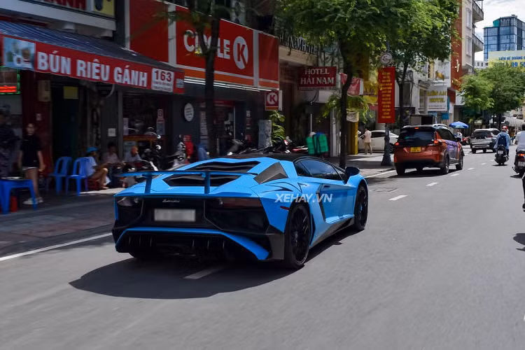 Nhờ ứng dụng vật liệu sợi carbon rộng rãi, Aventador SV coupe có trọng lượng nhẹ hơn 50kg so với bản tiêu chuẩn. Bên cạnh đó, hệ thống giảm chấn thích ứng là trang bị tiêu chuẩn trên phiên bản SV. Các cảm biến sẽ điều chỉnh độ cứng giảm xóc tuỳ thuộc vào tốc độ, điều kiện đường sá… .