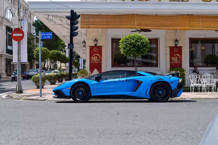 Hiệu quả khí động học của Aventador SV đã được cải thiện 150% so với "người tiền nhiệm", trong khi áp lực xuống mặt đường được cải thiện 170% so với bản tiêu chuẩn. Ngoài ra, trọng lượng xe giảm 50 kg, chỉ còn ở mức 1.525 kg nhờ việc sử dụng chất liệu carbon siêu nhẹ.