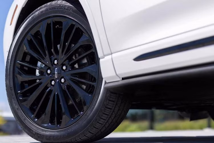 Nhờ đó, Lincoln Corsair 2023 có những tính năng an toàn như hỗ trợ chuyển làn đường rảnh tay, hỗ trợ điểm mù và hỗ trợ tốc độ chủ động nâng cấp. Riêng hệ thống Auto Air Refresh có tác dụng theo dõi chất lượng không khí và lọc hạt từ bụi, khói, sương mù... sẽ được trang bị tùy chọn cho xe.
