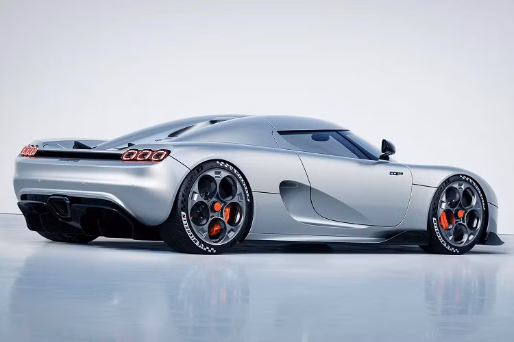 Hiện tại vẫn chưa có nhiều thông tin về chiếc xe, tuy nhiên Koenigsegg cho biết động cơ V8 5.0 lít tăng áp kép của xe được lấy từ Jesko. Khối động cơ của Jesko tạo ra mức công suất 1.385 mã lực khi chạy nhiên liệu E85. Đối với xăng bình thường, công suất giảm xuống chỉ còn 1.185 mã lực. Mô-men xoắn cực đại là 1,385 Nm và trùng hợp thay, trọng lượng của CC850 là 1,385 kg.