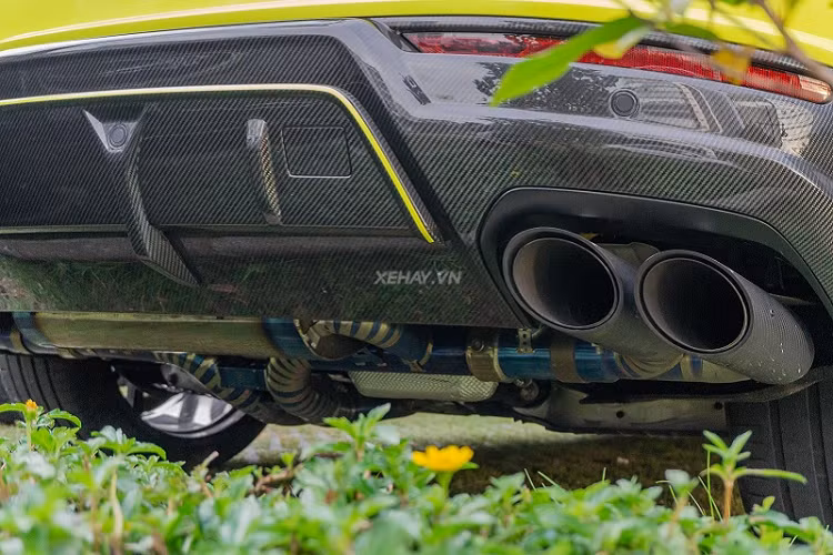 So với mẫu Lamborghini Urus độ TopCar Design còn lại hiện có mặt tại Việt Nam, chiếc xe này đã được nâng cấp sức mạnh với hệ thống ống xả titan từ thương hiệu Ryft của Mỹ. Hệ thống ống xả hàng hiệu này được thiết kế khá đặc biệt khi có thể giúp tăng thêm 17 mã lực và 21 Nm momen xoắn.