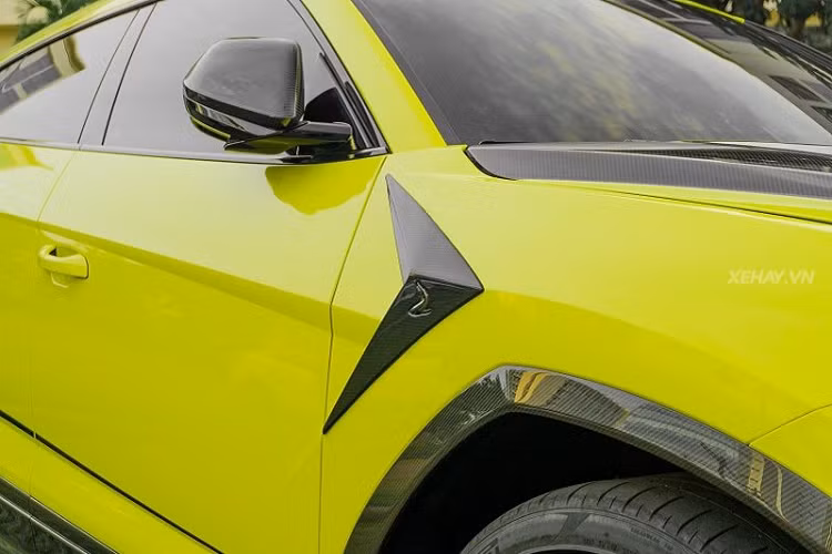 Tiếp tới, bộ body-kit mang thương hiệu TopCar Design đã mang tới một diện mạo khoẻ khoắn và thể thao hơn cho chiếc Urus với nhiều chi tiết được thay thế như nắp ca-pô, cánh gió ở đuôi xe hay khe hút gió bên hông.