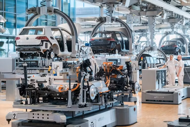 Sau đó, ông được bổ nhiệm vào làm việc Audi và gắn bó tại đây trong suốt những năm đầu của sự nghiệp. Trong suốt 20 năm gắn bó với tập đoàn ôtô Volkswagen, Blume đã tham gia vào phát triển nhiều mẫu xe của Audi, Volkswagen và Porsche. Đến năm 2018, ông được bổ nhiệm vào Ban lãnh đạo của Volkswagen. Volkswagen hiện đang dẫn đầu thị trường xe điện ở châu Âu và đứng thứ hai ở Mỹ, sau Tesla.