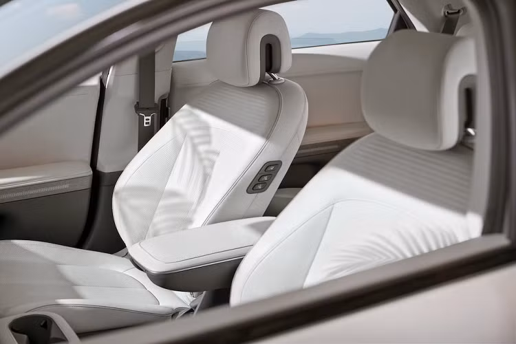 Bên cạnh Namsan Edition, Hyundai Ioniq 5 2023 tại thị trường Anh còn có 3 phiên bản nữa là SE Connect tiêu chuẩn, Premium và Ultimate. Trong đó, phiên bản tiêu chuẩn có những trang bị như đèn đa chức năng phía trước, đèn hậu LED, màn hình thông tin giải trí 12,3 inch, hệ thống định vị, sạc điện thoại thông minh không dây và hệ thống kiểm soát hành trình thích ứng. Bản tiêu chuẩn này chỉ dùng cụm pin 58 kWh kể trên và hệ dẫn động cầu sau RWD.