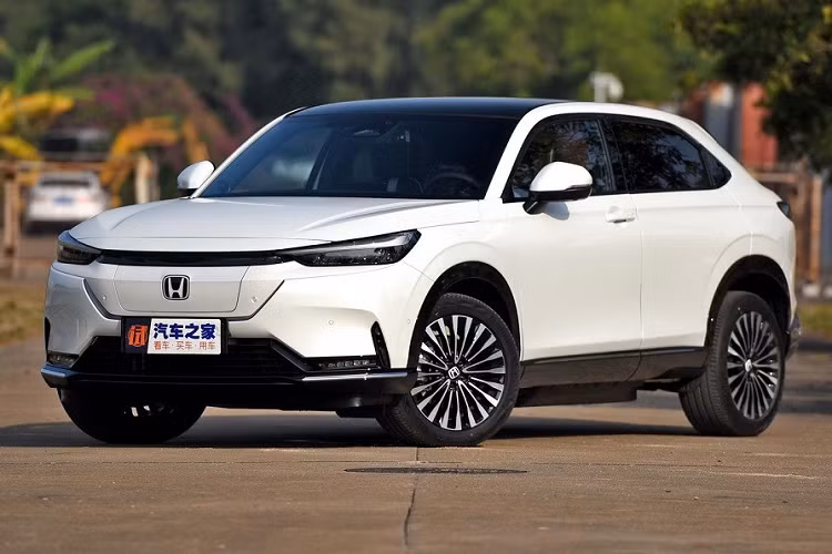 Được coi như phiên bản thuần điện của Honda HR-V 2022, e:NS1 ra đời dựa trên cơ sở gầm bệ e:N Architecture F do hãng xe Nhật Bản phát triển. Honda e:NS1 2022 chạy điện sở hữu chiều dài 4.390 mm, chiều rộng 1.790 mm, chiều cao 1.560 mm và chiều dài cơ sở 2.610 mm, khá tương đồng với HR-V thế hệ mới.