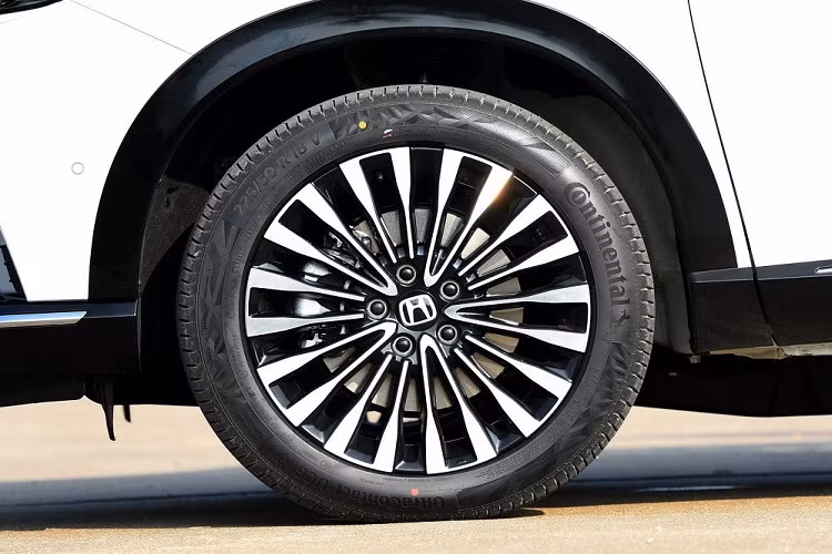 Ngay cả thiết kế của Honda e:NS1 cũng gợi liên tưởng đến HR-V 2022. Theo đó, mẫu SUV chạy điện hạng B này sở hữu đèn pha thanh mảnh, tích hợp dải đèn LED định vị ban ngày, hốc gió trung tâm màu đen và đèn sương mù nằm ngang trên đầu xe. Nằm phía sau logo của hãng Honda là cổng sạc điện. Vì là ô tô điện nên mẫu xe này không có lưới tản nhiệt.