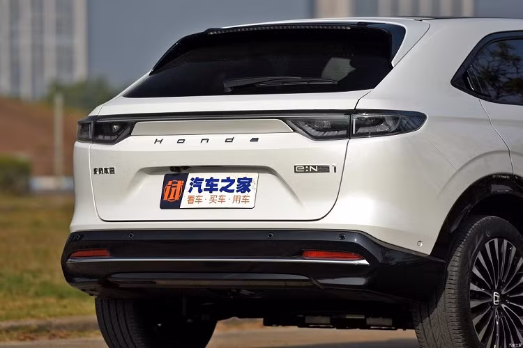 Sau khi tung e:NS1 và e:NP1 ra thị trường, hãng Honda sẽ triển khai hệ thống cửa hàng trực tuyến của mình tại Trung Quốc. Nhờ đó, khách hàng có thể thực hiện toàn bộ quá trình đặt mua xe qua mạng. Hiện chưa rõ ngoài Trung Quốc, Honda e:NS1 có được bán ở những thị trường khác hay không. Chỉ biết rằng, từ nay đến năm 2027, hãng Honda sẽ giới thiệu tổng cộng 10 mẫu ôtô điện mang thương hiệu e:N Series.