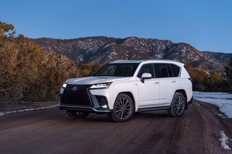 Bên cạnh việc ứng dụng nền tảng khung gầm mới, Lexus LX thế hệ thứ 4 còn mạnh tay gạt bỏ động cơ V8 quen thuộc và chuyển sang sử dụng động cơ V6 tăng áp kép mới, đồng thời sử dụng mã hiệu "600" thay cho "570" nhằm thể hiện bước tiến vượt bậc so với thế hệ cũ.