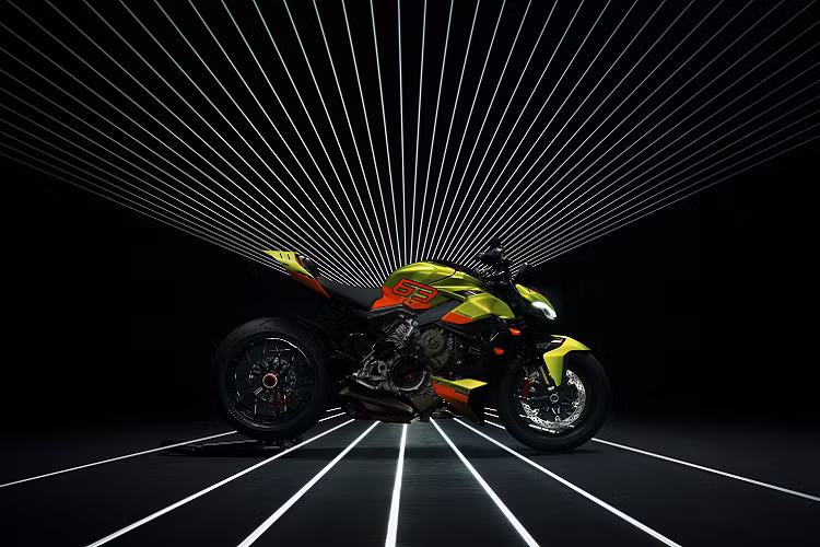 So với phiên bản thông thường, Ducati Streetfighter V4 Lamborghini bản giới hạn này được thiết kế lại một số chi tiết như tấm chắn bùn phía trước, nắp bình xăng, ốp phần dưới và đuôi xe đã được thiết kế lại lấy cảm hứng từ Lamborghini. Lưới tản nhiệt, lỗ thông hơi và hốc gió cũng được thiết kế để gợi nhớ lại những chi tiết trên Huracan STO.
