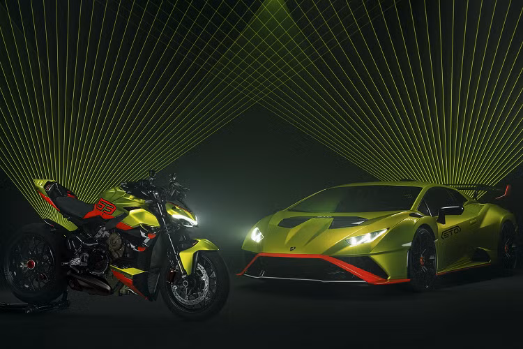Được đặt tên là Ducati Streetfighter V4 Lamborghini mới, chiếc motor phân khối lớn này được lấy cảm hứng từ chính chiếc “Xe đua đường phố” Huracan STO và “thể hiện hoàn hảo các giá trị của hiệu suất cực cao, tính thể thao và tính độc quyền” của chính hai thương hiệu.