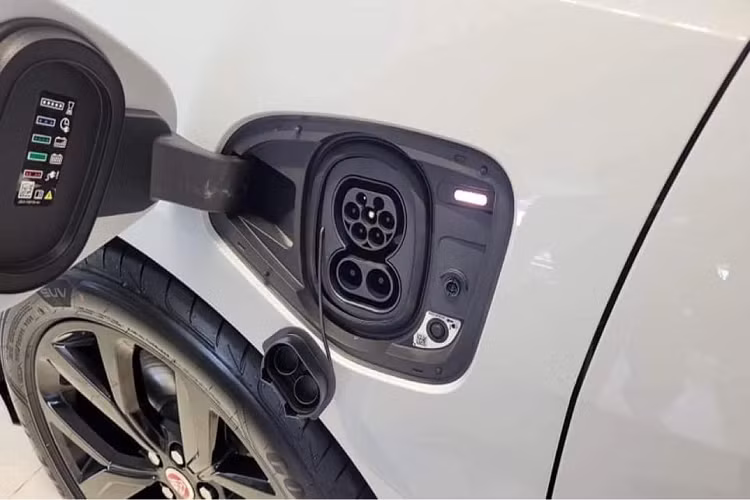 Jaguar i-Pace 2022 mới được trang bị cụm 432 pin lithium-ion với công suất 90 kWh, cho phép xe có thể hoàn thành quãng đường tối đa lên đến 475 km sau mỗi lần sạc đầy. I-Pace đi kèm cải tiến một bộ sạc 11kW tiêu chuẩn, cho phép khách hàng có thể tiếp cận nguồn cung cấp điện ba pha, đem lại tốc độ sạc nhanh hơn: khi kết nối với nguồn điện 11kW, mỗi giờ có thể sạc được 53km/33 dặm* quãng đường di chuyển (WLTP), trong khi một lần sạc đầy từ khi cạn năng lượng điện chỉ mất 8,6 giờ - trở thành điều kiện lý tưởng cho việc sạc qua đêm tại nhà.