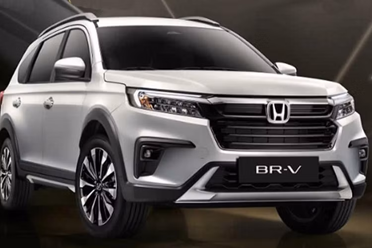 Tổng thể mang phong cách khoẻ khoắn, nam tính với “dàn chân” lắp bộ mâm 16 inch đa chấu (bản cao cấp 17 inch với thông số lốp 215/55R17). Honda BR-V thế hệ mới có chiều dài 4.490 mm.