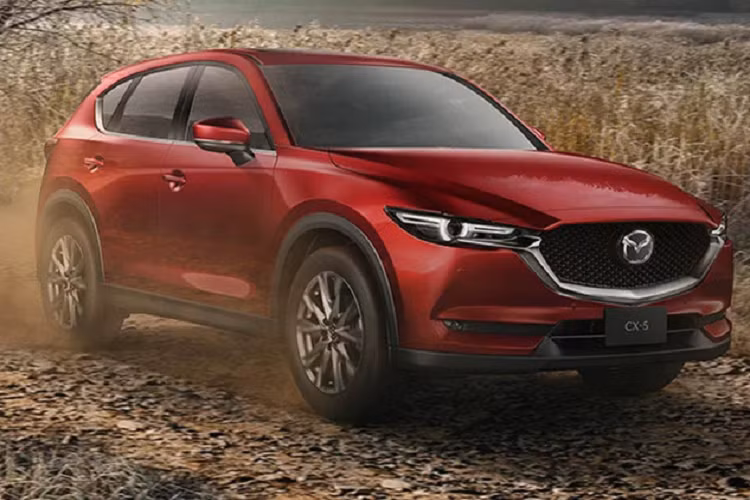 Khác với thị trường Việt, dòng Mazda CX-5 chỉ có 2 lựa chọn máy xăng 2.0L và 2.5L đi kèm với hệ dẫn động 1 cầu (FWD) và 2 cầu (AWD). Tại Thái Lan, Mazda CX-5 2022 mới có nhiều phiên bản hơn, trong đó bao gồm 2 phiên bản máy xăng và 1 phiên bản máy dầu.