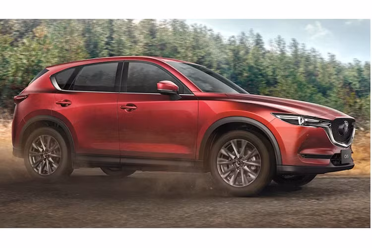 Trong đó, ở phiên bản Mazda CX-5 2022 cao cấp nhất (2.5 Turbo SP 6AT AWD), xe sử dụng động cơ Xăng 4cyl dung tích 2.5L tăng áp, cam đôi (DOHC) cho công suất tối đa 231 mã lực tại 5.000 vòng/phút và mô-men xoắn cực đại 420Nm từ 2.000 vòng/phút.