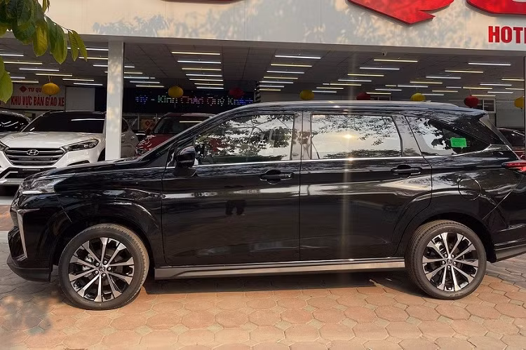 Trang bị hộp số là loại vô cấp CVT, đi kèm hệ dẫn động cầu trước. Tương tự Avanza Premio mới, Toyota Veloz Cross 2022 tại Việt Nam cũng được nhập khẩu nguyên chiếc từ Indonesia về Việt Nam. Điều này khiến hãng Toyota không thể chủ động trong nguồn cung để đáp ứng nhu cầu của người tiêu dùng.