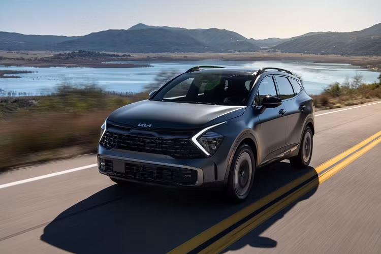 Phạm vi hoạt động hoàn toàn bằng điện của xe Kia Sportage PHEV 2023 là 51 km. Hệ dẫn động 4 bánh là trang bị tiêu chuẩn và xe có hộp số tự động 6 cấp.